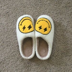 SHEIN Women’s Winter Yellow Cartoon Lightning Smile Face Indoor Slippers 7.5